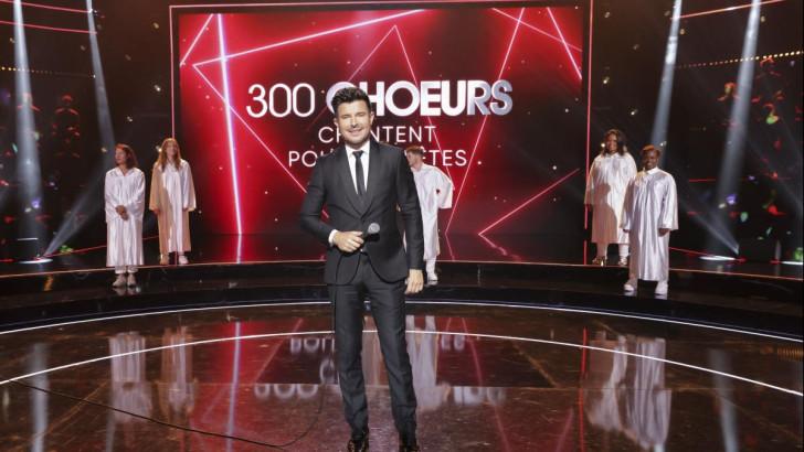 Vincent Niclo accompagné de choristes sur scène